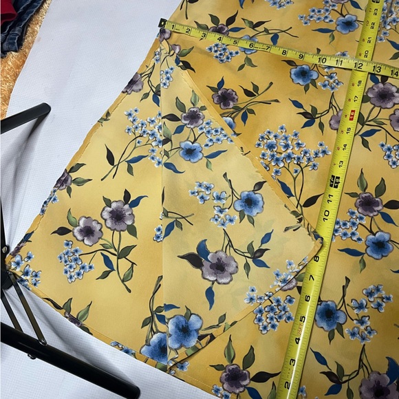 90’s vintage yellow floral skirt with slit. Has elastic waist band - Picture 5 of 7